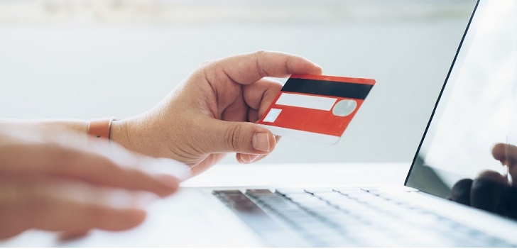 Persona comprando a través del ordenador El negocio ‘farma’ madura online: el ticket medio cae hasta los 67,4 euros en 2017